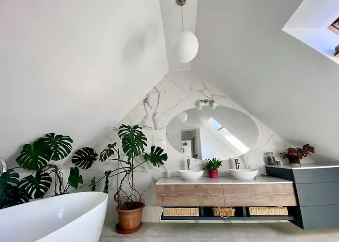 Your Cosy Getaway Halfway Between And Forest * פוניארצוושהג'